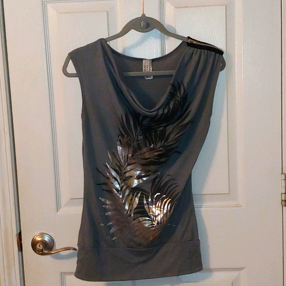 Sleeveless top, gray with a silver and black desig